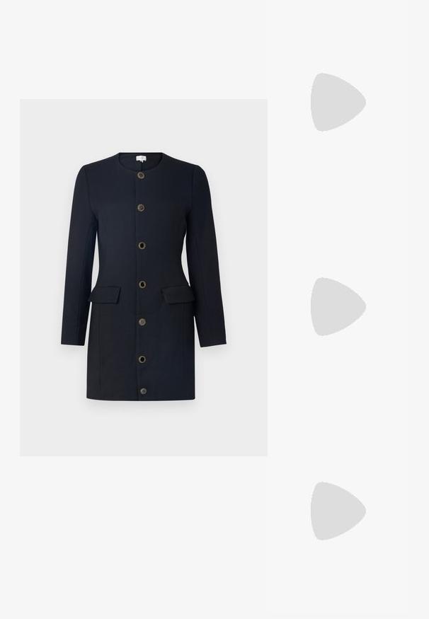 Manteau noir à manches longues, col rond, avec une fermeture à six boutons dorés, présentant deux poches avant et une texture de tissu lisse.; T-shirt blanc à manches courtes en tissu côtelé. Col rond, coupe régulière et détails de couture subtils. Aucune motif ni graphique.; Ballerines en cuir noir avec un bout rond, texture lisse, détails de couture minimalistes et design de semelle flexible.; Sac à main en cuir marron avec une fermeture à rabat, des accents en métal doré, une bandoulière et une texture lisse. Forme rectangulaire compacte.