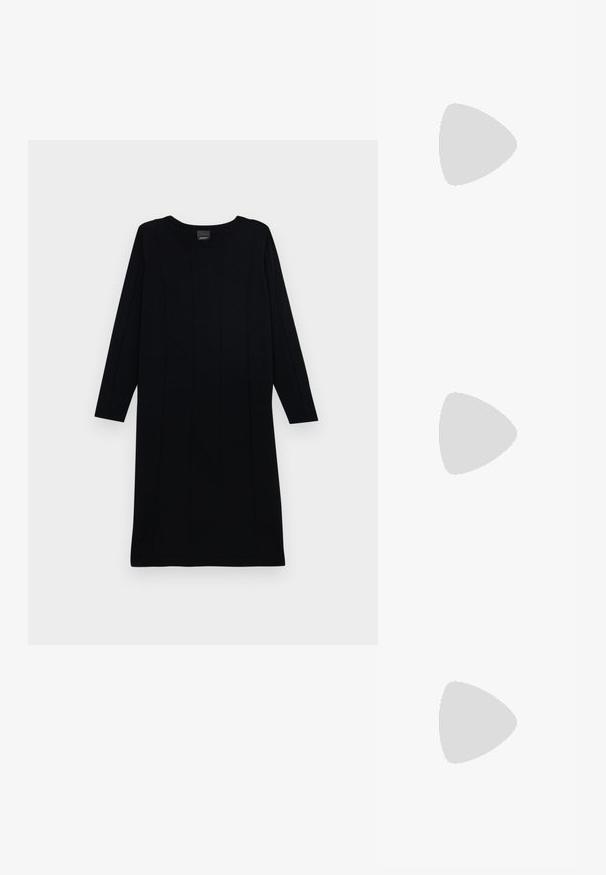 Abito nero lavorato a maglia con maniche lunghe, scollatura rotonda e texture a coste verticali. Design semplice, lunghezza al ginocchio, di colore uniforme.; Sandalo nero con cinturini, dalla punta squadrata e tacco basso a blocco. Presenta diversi cinturini sottili e una cinturini regolabile alla caviglia. Realizzato in pelle liscia.; Borsa a tracolla nera in pelle con una texture liscia, forma rettangolare e dettaglio in catena metallica sul davanti. Inclusa una tracolla regolabile.; Orecchini a goccia in argento con perno quadrato, caratterizzati da una finitura liscia e lucidata e da una forma a goccia, che riflettono la luce grazie a una superficie lucida.