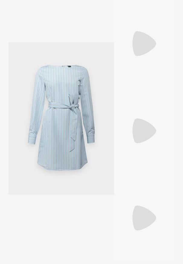 Vestido longo de manga comprida azul claro com riscas brancas verticais, cinto na cintura, com decote arredondado e bolsos laterais.; Saltos slingback em verniz preto com bico pontiagudo e um pequeno salto bloco, apresentando um detalhe de fivela prateada na tira.; Bolsa de couro preta com forma curva, alça destacável e detalhes em dourado. A bolsa possui uma aba com detalhe de fivela.; Brincos em tom de ouro com formas onduladas e texturizadas. Inclui studs escultóricos com presilha e um design de argola aberta com um acabamento martelado.