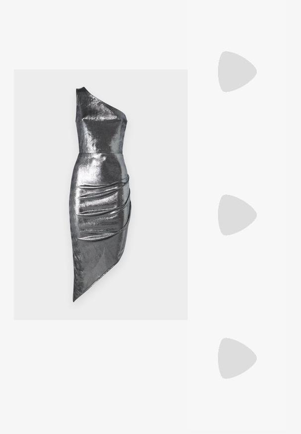 Suknja s srebrnim metalnim učinkom, enostrana, z ozkim korzetom in asimetričnim robom, ki vključuje zbrane detajle na strani. Gladka, sijoča tekstura.; Srebrna slingback visoka peta čevlja s špičastim nosom, metalnim finišem, dvema dekorativnima trakama in tanko peto z črnim vrhom.; Srebrna metalna torbica z oblikovano strukturo, ki ima zgornji ročaj in detajl v obliki mašne spredaj. Gladka tekstura, z odsevnimi površinami.; Uhani v srebrni barvi v zasukani obročasti obliki, z natančno teksturirano površino in rebrastimi detajli, ki so zavarovani z zatičem.
