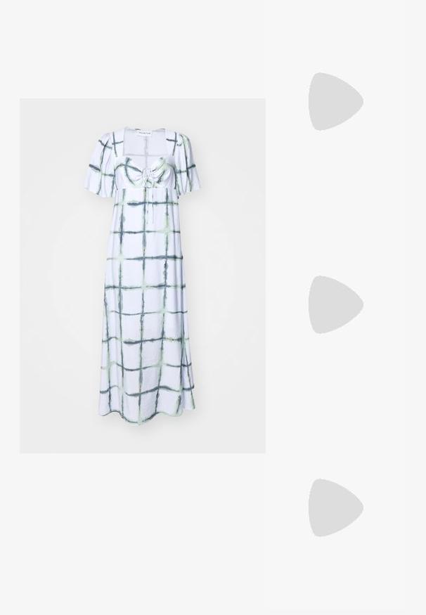 Heleda kleit helesinises kangas koos ruudulise mustriga roheliste ja tumedate aktsentidega, ruudukujuline kaelus, lühikesed puffvarrukad ja nööriga esidetail.; Must musta nahk kingad sanga ja terava ninaga, ankle strapidega, millel on hõbedased pandlad ja riistvara ning õhuke konts.; Elleme BOOMERANG SMALL - Käekott - leather white; Neli hõbedaste kõrvakaunistuste paari: kaks läikivat siledat rõngakujulist disaini, üks tekstuuriga ja üks kaetud väikeste selgete rhinestone'idega.