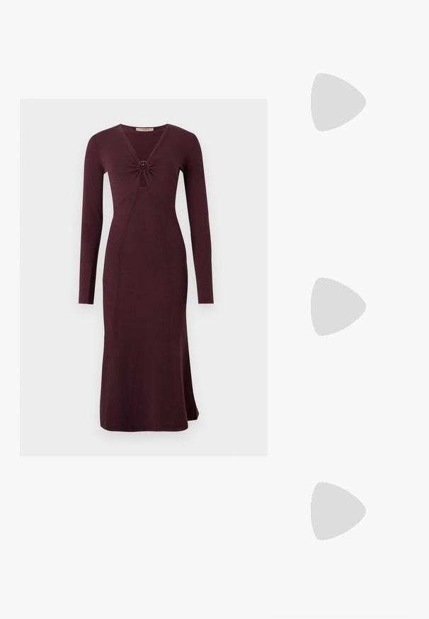 Langärmliges, weinrotes Kleid mit einer gedrehten Vorderseite und einem kreisförmigen Detail, enganliegender Silhouette und ausgestelltem Saum.; Schwarze, hochhackige Sandalen mit dünnen Riemen und einem geknoteten Design, einer glatten, rechteckigen Zehenpartie und einem eleganten Stiletto-Absatz.; Hellegraue metallische Handtasche mit einer Kettenriemen, verziert mit kleinen kreisförmigen metallic Nieten und einem dreieckigen Markenlogo.; Silberne Creolen mit einer glatten, glänzenden Oberfläche. Abgerundete Form, leichtes Design, mit einer Steckverschluss. 