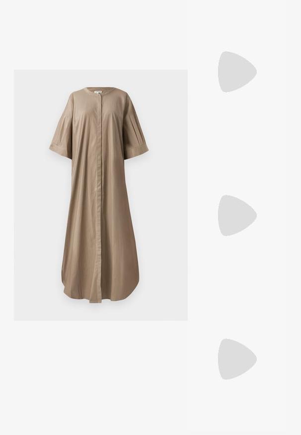 STAUD ENZO MAXI DRESS - Skjortekjole - taupe; Sorte lædersandaler med flad sål, snesko-stil stropper og spænde detaljer på ankelstroppen for en sikker pasform.; Loeffler Randall CHARLEE FLAP  - Clutches - black; Guldtonede øreringe med et struktureret, bølget design i en tåreformet stil og en studlås. Glat, reflekterende overfladefinish.
