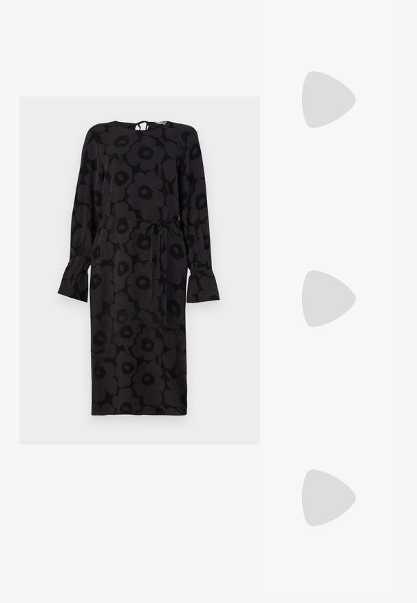 Marimekko LAHJAT UNIKKO - Džersejové šaty - dark grey/black; Biele kožené tenisky s hrubou bielou podrážkou, čiernym zamekom na päte a vyrazeným logom na boku. Šnurovací dizajn so šiestimi očkami.; Čierne oversized slnečné okuliare s geometrickým tvarom, s tmavými šošovkami a kontrastným šedým detailom na ráme. Logo na mostíku.; Strieborné kruhové náušnice s hladkým a lesklým povrchom. Okrúhly tvar, ľahký dizajn, s uzáverom na kolík.