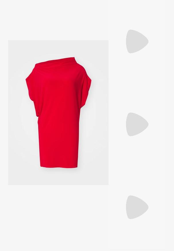 Norma Kamali SLEEVELESS ALL IN ONE MINI DRESS - Vestido de cóctel - tiger red; Zapatos de tacón alto de charol rojo, con punta afilada y detalles en dorado. Presentan laterales con cortes y un tacón de aguja.; Rabanne Bolso de mano - black/silver; Un par de pendientes de metal dorado en forma de óvalo irregular con una superficie texturizada y ligeramente martillada sobre un fondo blanco.