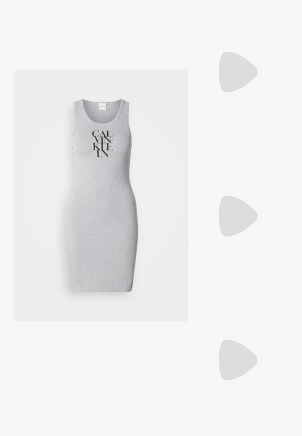 Sivá bezrukávová šaty s priliehavým strihom a nápisom "CALVIN KLEIN" vytlačeným v tučných čiernych písmenách vertikálne na prednej strane.; Čierne lakované kožené sandálové podpätky s špicatou špičkou a geometrickým blokovým podpätkom. Disponujú elegantným, minimalistickým dizajnom a hladkým povrchom.; Čierna kožená kabelka s zaobleným tvarom, odnímateľným popruhom a zlatými doplnkami. Kabelka má klopu s detailom s prackou.; Štyri páry strieborných náušníc: dve lesklé hladké kruhové dizajny, jeden textúrovaný a jeden pokrytý malými jasnými rhinestone kamienkami.