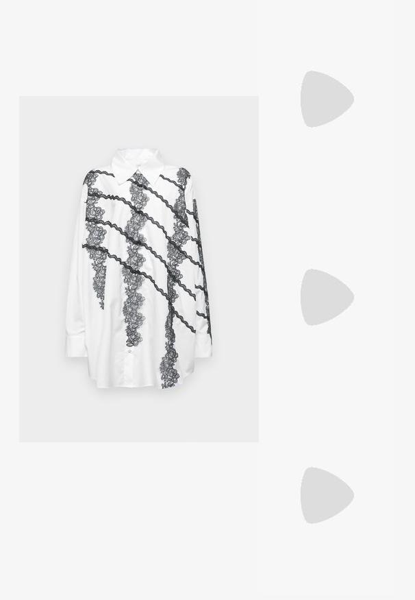 Viktor&Rolf APPLIQUE SHIRT DRESS - Tričkové šaty - white; Čierne patentové slingback topánky na ihlovom podpätku s špicatou špičkou, s textúrovaným hadím vzorom, nastaviteľným popruhom a krátkym, textúrovaným blokovým podpätkom.; Čierna kožená crossbody taška s dvoma prednými vreckami, zlatými sponami, zipsovým uzatváraním a úzkym popruhom. Štruktúrovaný povrch a kompaktný obdĺžnikový tvar.; Náušnice vo forme zlatých kovových kruhov s zakriveným, predĺženým tvarom. Majú hladký, lesklý povrch a zaoblený koniec pre pridanie detailu.