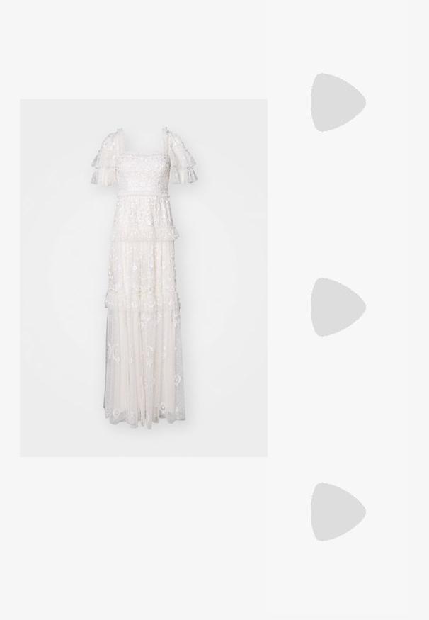 Needle & Thread ARWEN GOWN - Apģērbs svinīgiem gadījumiem - cream; Melna patent āda ar slīdošo papēdi un smailo purngalu, ar teksturētu čūsku drukājumu, regulējamu siksniņu un īsu teksturētu blokpapēdi.; Melnas ādas crossbody soma ar divām priekšējām kabatām, zelta sprādzēm, ar rāvējslēdzēju aizdari un šauru siksnu. Strukturēta virsma un kompakta taisnstūra forma.; Zelta toņu metāla gredzena auskari ar izliektu, pagarinātu formu. Ar gludu, spīdīgu virsma un noapaļotu galu papildu detaļām.