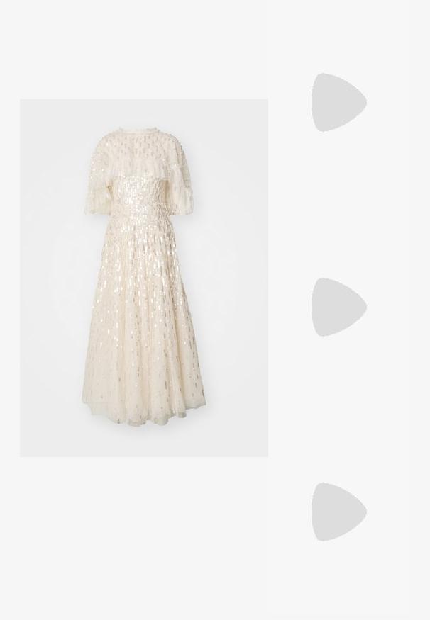 Needle & Thread - Suknia balowa; Czarne lakierowane czółenka na obcasie typu slingback z wąskim noskiem, z teksturowanym wzorem wężowym, regulowanym paskiem oraz krótkim, teksturowanym obcasem w kształcie słupka.; Czarna skórzana torba na ramię z dwoma przednimi kieszeniami, złotymi klamrami, zamkiem błyskawicznym i cienkim paskiem. Teksturowana powierzchnia i kompaktowy prostokątny kształt.; Złote kolczyki z prostokątnym, przezroczystym kryształem zwisającym poniżej rzędu małych, okrągłych, przezroczystych akcentów. Elegancki, nowoczesny design.