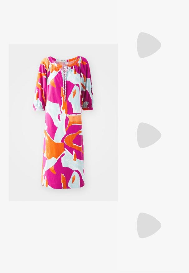 Krāsains īsām piedurknēm tērps ar abstraktu rakstu rozā, oranžā un gaiši zilā krāsā. Izstrādāts ar apaļu kakla izgriezumu un savāktu detaļu.; Melnas ādas šlipsveida kurpes ar norādītu purngalu, dekoratīvām joslām ar metāla acīm un zemu bloku papēdi. Teksturēta virsma.; Taisnstūra saulesbrilles ar zelta metāla rāmi un tumšiem stikliem. Akcentētas ar slaidiem melniem ieliktņiem, izceļot minimālistisku dizainu.; Metālisks zelta ādas klipsis ar teksturētu apdari, ar zelta ķēdes siksniņu un noņemamu pleca siksniņu. Zīmola logo iepresēts.