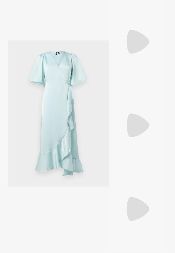 Vestido envolvente azul claro feito de um tecido suave, apresentando mangas curtas com babados, uma bainha com pregas e um laço na cintura para um ajuste ajustável.; Sapato de salto alto com bico fino, em tons de prata, dourado e nude. Acabamento brilhante com design recortado, apresentando um salto stiletto.; Saco metálico prateado com uma forma suave e arredondada e um fecho em topo atado. Feito de material de imitação de couro suave.; Brincos de argola prateados com um design torcido, apresentando um acabamento polido e fecho tipo post. Medem aproximadamente 3 cm de diâmetro.