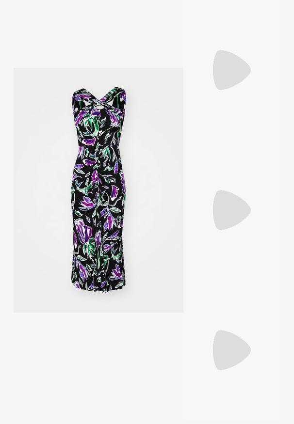 Diane von Furstenberg NEELY DRESS - Trikotāžas kleita - violet; Metāliska sudrabota augstpapēžu sandaļa ar krustveida siksnām, caurspīdīgiem akcentiem un elegantu norādītu purngalu. Regulējams potītes sprādze.; Zelts sieta apakšplāksne ar mezglota rokturi un rāvējslēdzēja aizdari. Strukturēta, taisnstūra forma ar metāla akcentiem. Smalka spīdēšana uz virsmas.; Sudraba auskari, teksturēts melns krokots tops ar augstu apkakli, un gluda, cieši sastiepta sarkana matu bunka. Sānu profils uz gaismas fona.