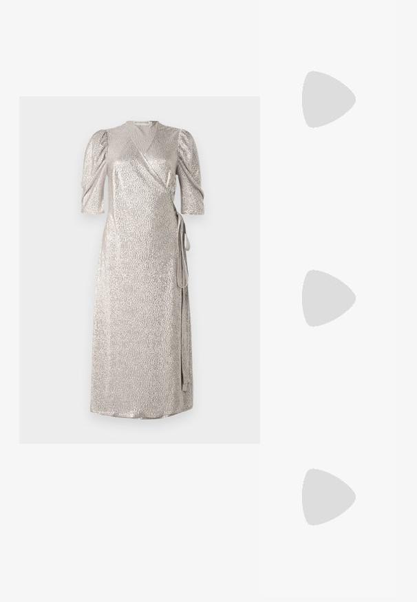 Vestido envolvente plateado con mangas cortas abullonadas, tejido texturizado y cierre lateral con lazo. Material suave con un brillo sutil.; Sandalia de tacón metálica dorada con un tacón de bloque angular, dos correas sobre el pie y una correa ajustable en el tobillo. Textura suave.; Bolso de cuero negro con estampado de cocodrilo, de forma curvada, con detalles de hardware dorado, una correa ajustable y un logo en la parte frontal.; Pendientes de aro de metal en tono dorado con una forma curva y alargada. Presentan una superficie lisa y brillante y una punta redondeada para mayor detalle.