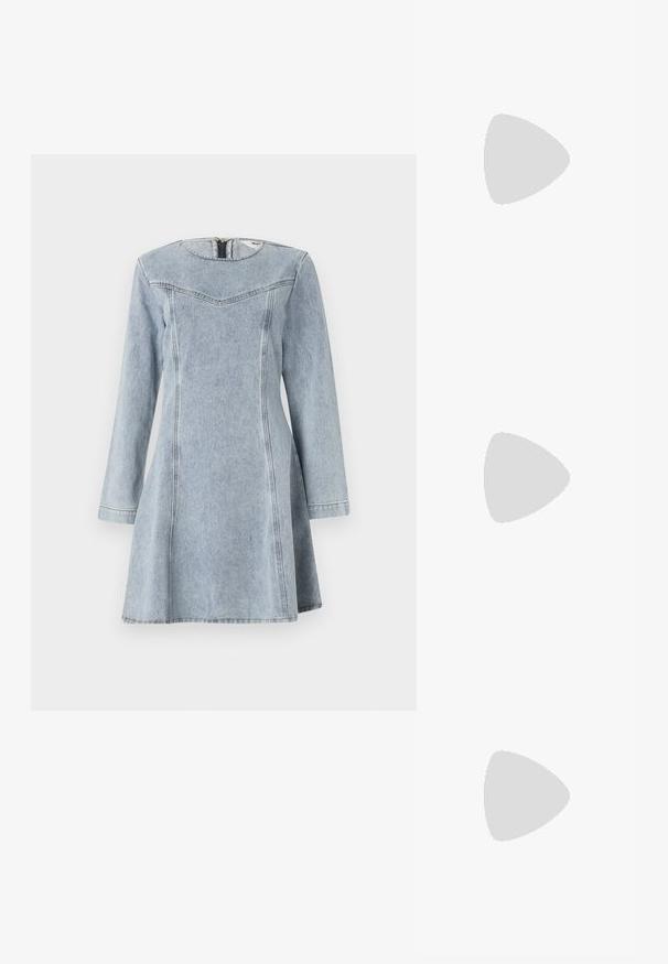 Denim mekko vaaleansinisessä värissä, jossa on pitkät hihat, pyöreä kaula-aukko ja A-linjainen siluetti. Ominaisuuksiin kuuluvat erottuvat saumat ja takana oleva vetoketjusuljenta.; Mustat lakatut nahkakengät, joissa on viistopää, leikattu sivusuunnassa ja pieni neliökoroke. Sujuva pinta, jossa on minimaalinen koristelu.; Valkoinen käsilaukku, jossa on krokotiilinaarmuja, kultaiset yksityiskohdat, yläkahva ja irrotettava olkahihna; lukossa suljettava ja minimalistiinen muotoilu.; Dramaattiset roikkuvat korvakorut, joissa on neljä suorakulmaista kirkasta kristallia hopeansävyisessä metallissa. Jokaisessa kristallissa on hiottu pinta lisäämään kimallusta.