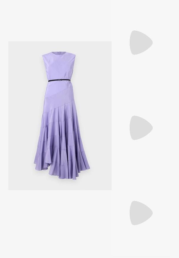Rochie maxi lavandă cu corset ajustat, mâneci scurte și curea neagră. Design în volane stratificate la tiv adaugă mișcare și textură.; Adidași din piele albă, design de tip low-top, cu o textură netedă, vârf rotund, față șiretată și un mic logo brodat pe lateral.; Geantă de mână din piele neagră cu detalii din franjuri, curea de umăr din lanț auriu și un mâner cu tăietură. Prezintă plasarea logo-ului pe față.; Cercei cu tija aurie, cu un design răsucit. Fiecare cercel are un fundal circular transparent pentru o purtare sigură.
