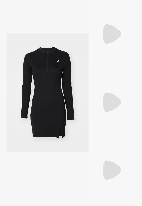 Vestito lungo nero a coste con maniche lunghe, colletto alto, mezza cerniera e spacco laterale. Presenta un logo Jordan bianco sul petto.; Le scarpe da sport nere Nike presentano una tomaia in rete con dettagli lucidi, lacci neri e una suola texture. Abbinate a calzini bianchi a coste.; Occhiali da sole a forma di occhio di gatto neri con finitura opaca, caratterizzati da un design elegante e bordi leggermente curvi, posizionati su un indumento scuro indossato da un modello.; Orecchini a cerchio in argento con una finitura liscia e lucida. Forma rotonda e chiusura a scatto sicura. Design leggero adatto per l'uso quotidiano.