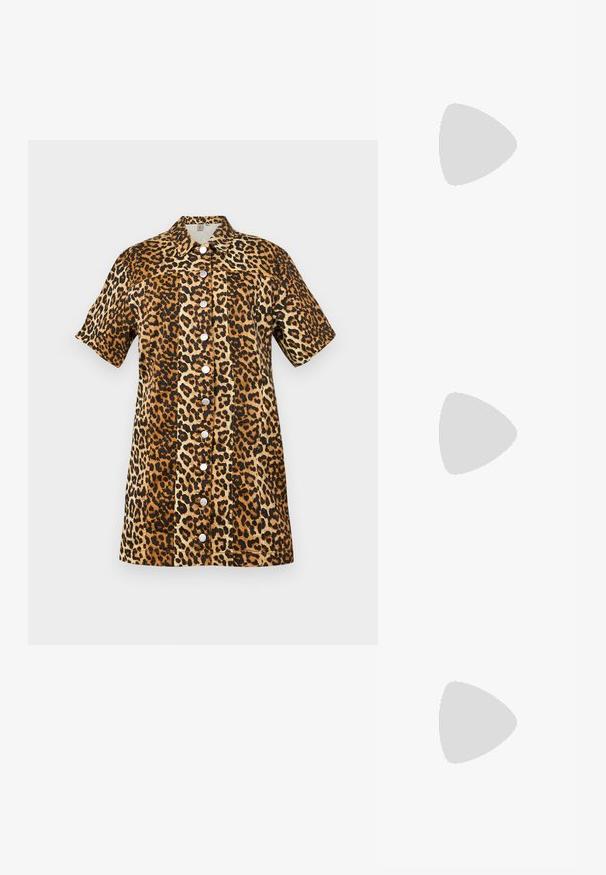 YAS YASLEONORA DRESS - Džinsa auduma kleita - multicolor; Brūni ādas kovboju zābaki ar norādītu purngalu un blokveida papēdi, ar detalizētu šūšanu un paceltiem akcentiem uz kājas daļas.; Melnas ādas saķeres soma ar atloku un zelta metāla sprādzi. Ietver melnu siksnu un elegantu, minimālistisku dizainu.; Sudraba gredzenveida auskari ar savītu dizainu, kas ir ar pulētu apdari un ar aizmugurēju fiksāciju. Izmērs ir aptuveni 3 cm diametrā.
