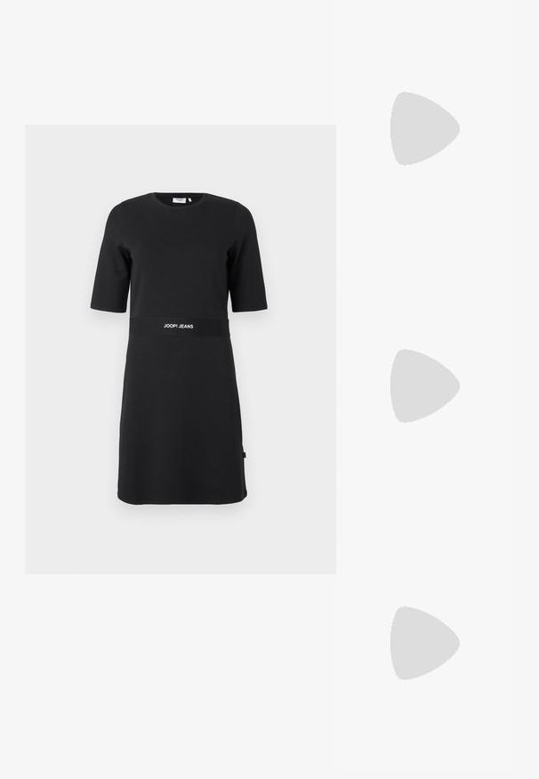 Zwarte korte mouw jurk tot op de knie met ronde halslijn en "JOOP! JEANS" logo gedrukt op de tailleband.; Anna Field Laarzen - beige; Zwarte plastic zonnebril met groene lenzen, met een ovale vorm en gouden logo detail op de veren. Gladde textuur en glanzende afwerking.; Witte leren handtas met een gebogen vorm, voorzien van een zilveren driehoekig logo en ritssluiting. Gladde textuur en dubbele handvaten.