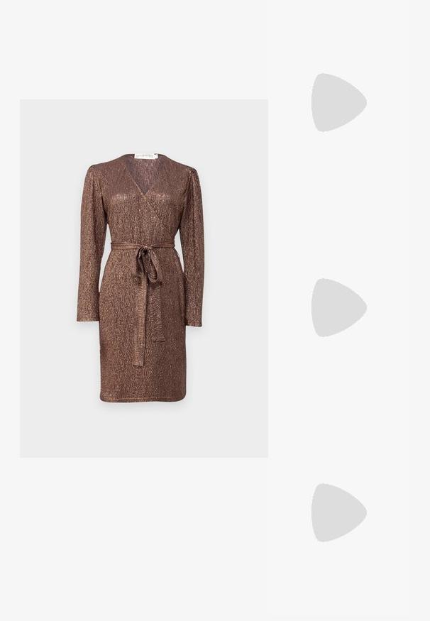 Braunes schimmerndes Wickelkleid mit langen Ärmeln, bindbarem Taillenzug und strukturiertem Stoff. Verfügt über einen V-Ausschnitt und einen knielangen Schnitt.; Schwarze Lackleder-Slingbacks mit spitz zulaufender Zehenpartie, verstellbarem Knöchelriemen und moderatem Blockabsatz. Glatte Textur mit glänzender Oberfläche.; Stuart Weitzman POSH SHOULDER BAG - Umhängetasche - black; Perlenohrringe mit polierter Oberfläche, ausgestattet mit einem silberfarbenen Karabiner und runden, weißen Perlen. Einfaches, klassisches Design.