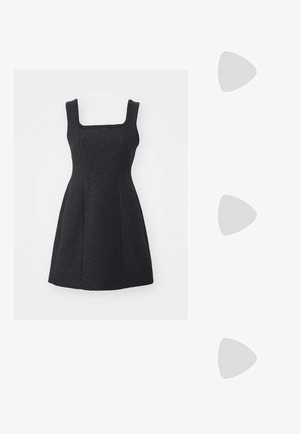 Abito nero con scollatura quadrata e tessuto texture. Corpetto aderente che si allarga verso la gonna. Nessun motivo o decorazione visibile.; Scarpa slingback in pelle nera con punta affusolata, caratterizzata da anelli decorativi, un tacco basso a kitten e design con ritagli sui lati.; Maje MISS MINI - Borsa a tracolla - noir; Orecchini dorati con molteplici catene a cascata, dotati di accenti in strass ovali trasparenti e parte superiore decorativa a perno.