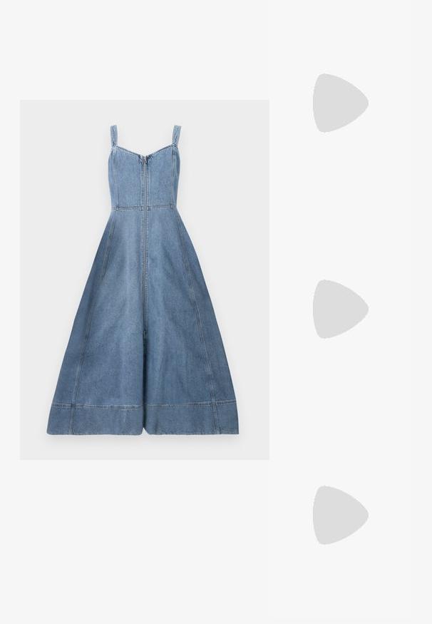 GAP PITNEY - Teksakleit - medium wash; Valge puuvillane T-särk, mille ees on suur erkpunane homaarigraafika. Lühikesed varrukad ja tavaline ümar kaelus.; Valge kõrgem kangast tenniseking, millel on must kummist tald, ees kummist varvasetugi ja kuus aukku paelte jaoks, pakkudes puhta ja minimalistliku disaini.; Punane nahast käekott, millel on nurkadega geomeetriline disain. Omab ühte reguleeritavat rihma ja klappidega sulgemist, millel on õmblustega kaunistused.