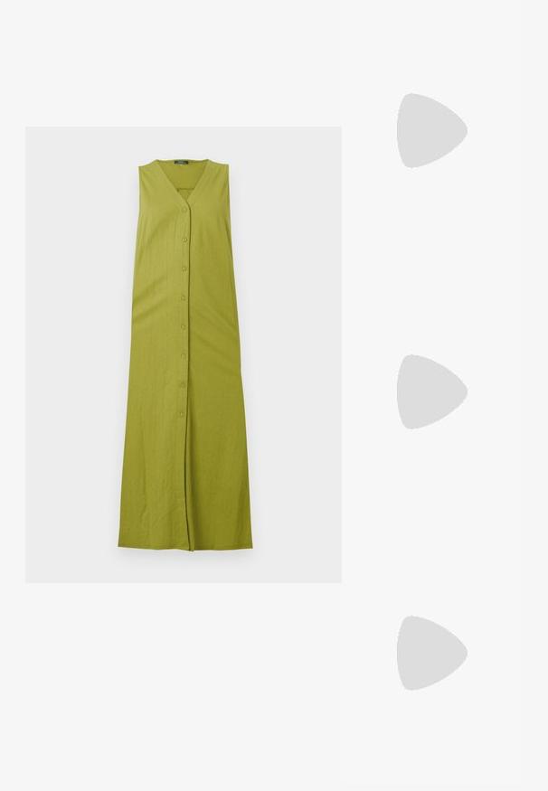 Grønn ermeløs maxikjole med V-hals, med frontknapper og vertikal ribbestruktur. Laget av myk, lett stoff.; Sorte patentlær slingback-sko med spiss tå, ankelremmer med sølvspenner og detaljer, og en slank hæl.; Gullfarget metallisk håndveske med en strukturert design, glatt tekstur og justerbar stropp. Har en unik trekantet form og minimalistisk søm.; Gullfargede øredobber med teksturerte, bølgete former. Inkluderer skulpturelle klipsstuds og åpen hoop-design med en hamret finish.