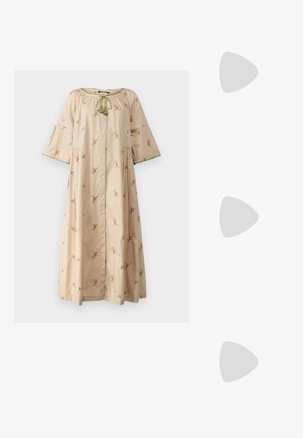 WEEKEND MaxMara TASO - Robe de jour - sabbia; Chaussure à talon aiguille Slingback en mesh beige clair avec un bout pointu et un talon fin et incurvé, présentant un accent de boucle minimaliste.; Sac à main en cuir brun avec une forme structurée, doté d'une poignée supérieure unique et d'une bandoulière amovible. Détails en métal doré.; Boucles d'oreilles créoles composées d'anneaux entrelacés en or et en argent, avec un accent en zircon cubique transparent et un bandeau texturé sur un des anneaux.