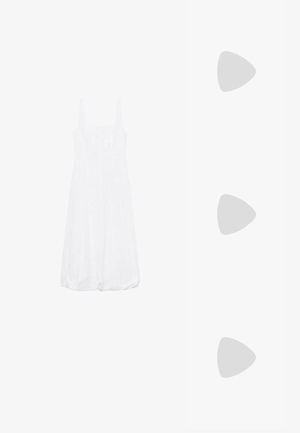 Abito bianco senza maniche con scollatura quadrata, forma A-line, tessuto texture e orlo arricciato.; Décolleté neri in vernice con punta affilata e tacco a blocco piccolo, dotati di un accentuato con fibbia argentata sulla cinturino.; Borsa a tracolla nera in pelle con una forma curva, manico rimovibile e accessori dorati. La borsa presenta una patta con un dettaglio a fibbia.; Anello in tono oro con un design organico e Twisted, caratterizzato da una superficie liscia e punte affusolate, che crea un aspetto moderno e scultoreo.