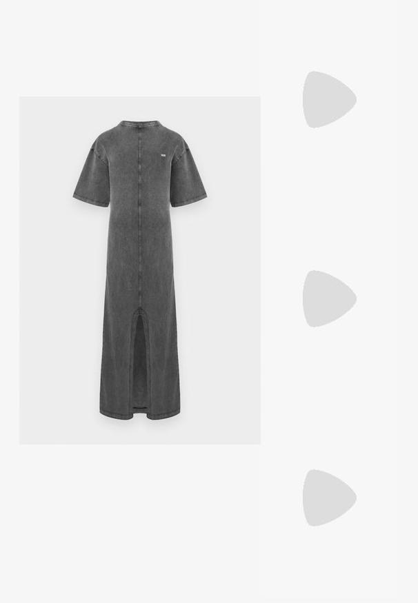 Graues Denim-Maxikleid mit kurzen Ärmeln, rundem Ausschnitt, seitlichem Schlitz und dezentem Logo-Detail über der Rückennaht.; Schwarzer Lackleder-Stiefelette mit spitzer Zehe und einem mittelhohen Blockabsatz. Glatte Textur und minimalistisches Design.; Schwarze übergroße Sonnenbrille mit getönten Gläsern, dicken Rahmen und goldfarbener Kettendetaillierung an den Bügeln.; Schwarze Handtasche mit strukturierter Form, glatter Textur und einem metallischen Verschluss. Kombiniert mit weiten schwarzen Hosen und offenen Sandalen auf einem Holzboden.