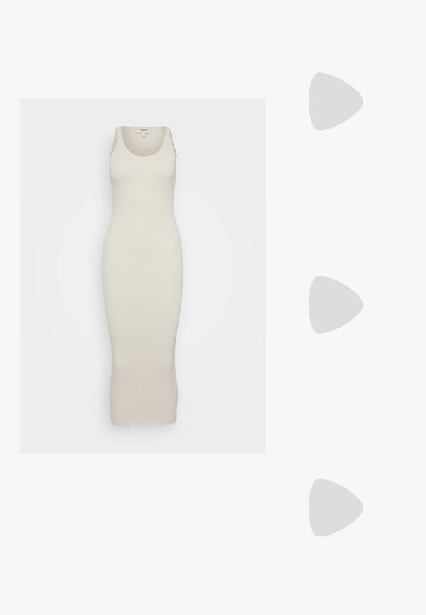 Abito midi a maglia in bianco sporco. Presenta una silhouette aderente, scollo a barca e texture a coste, che si estende fino a metà polpaccio senza hardware visibile.; Décolleté in vernice nera con punta affusolata e tacco in geometria cubica. Presentano un design elegante e minimalista, con una texture liscia.; Borsa a tracolla nera in pelle con una forma curva, manico rimovibile e accessori dorati. La borsa presenta una patta con un dettaglio a fibbia.; Orecchini a cerchio in tono oro con una finitura liscia e lucida. Presentano una forma a mezza luna e una chiusura a perno sicura.