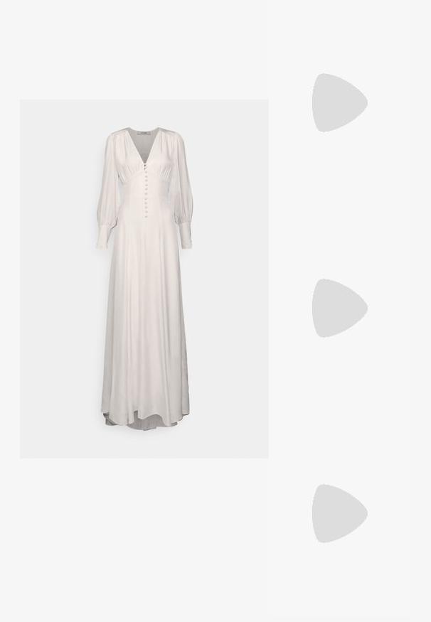 Vestito lungo bianco con scollatura a V, maniche a sbuffo e chiusura con bottoni davanti. Tessuto liscio e fluido con una leggera lucentezza.; Pump slingback in pelle nera con punta affilata, design a taglio e tacco chunky. Texture liscia con un'estetica minimalista.; Borsa a tracolla in pelle nera con una texture morbida, forma triangolare e tracolla regolabile, abbinata a una camicia a righe blu chiaro e pantaloni bianchi.; Anello color oro con un design liscio e attorcigliato. Presenta una superficie lucida e bordi arrotondati, creando una forma fluida e continua.