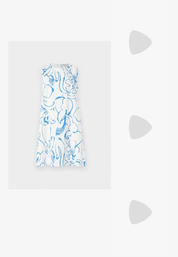 Hvit ärmeløs kjole med et blått abstrakt blomsterdesign. Rund halslinje og løs A-linje silhuett uten synlige lukkinger.; Sølv slingback høyhelte sko med spiss tå, metallisk finish, to dekorative stropper, og en slank hæl med svart tupp.; Svart lærveske med en buet form, avtagbar stropp og gullbeslag. Vesken har et klaff med spenne-detall.; Gullfargede øredobber med teksturerte, bølgete former. Inkluderer skulpturelle klipsstuds og åpen hoop-design med en hamret finish.