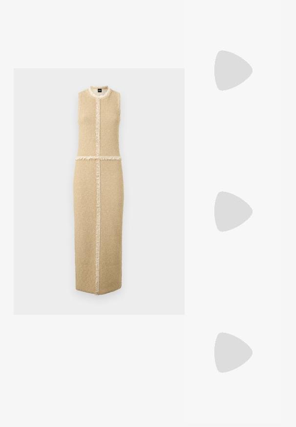 Beige ermeløs kjole med rett silhuett, teksturert stoff, frynse detaljer langs kantene og en sentral søm.; Sorte patentlær slingback-sko med spiss tå, detaljer i sølv og lav blokkheel. Glatt, skinnende tekstur gjennom hele.; Svart lær crossbody-veske med glatt tekstur, rektangulær form og metallkjede detaljer på framsiden. Justerbar stroppe inkludert.; Sølv dråpeøreringer med firkantet studs, med en glatt, polert overflate og en tåreformet design som reflekterer lys med en blank overflate.