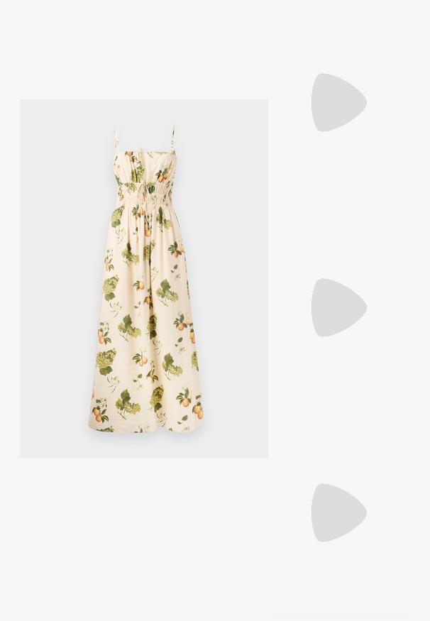 Robe maxi en tissu beige clair avec des motifs de fruits et de feuilles verts et orange. Dispose de bretelles réglables et d'une taille froncée pour la silhouette.; Chaussure slingback en cuir verni noir avec un embout pointu, des brides de cheville avec des boucles en argent et des éléments en métal, et un talon fin.; Lunettes en métal doré avec des verres ovales, des branches fines et des plaquettes de nez transparentes. Présente des accents subtils sur les charnières et des verres transparents.; Sac à main en métal doré avec un design structuré, texture lisse et bandoulière ajustable. Présente une forme triangulaire unique et des coutures minimalistes.; Bague en or avec un design texturé et ondulé présentant trois sommets proéminents. Surface lisse et brillante avec un anneau ouvert pour un ajustement ajustable.