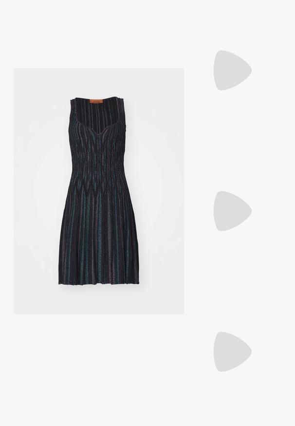 Missoni SLEEVELESS SHORT DRESS - Pletené šaty - dark tones/multicolor; Černá košile s dlouhým rukávem na knoflíky vyrobená z bavlny, s klasickým límcem, předními knoflíky a volným střihem s zakulaceným spodním lemem.; Černé tričko s krátkým rukávem vyrobené z hladké tkaniny. Má kulatý výstřih a volný střih s rovním lemem.; Černá kožená cowboyská bota s špičatou špičkou, nízkým hromadným podpatkem a složitým embosovaným listovým vzorem na holeni. Očko nahoře pro snadné obouvání.