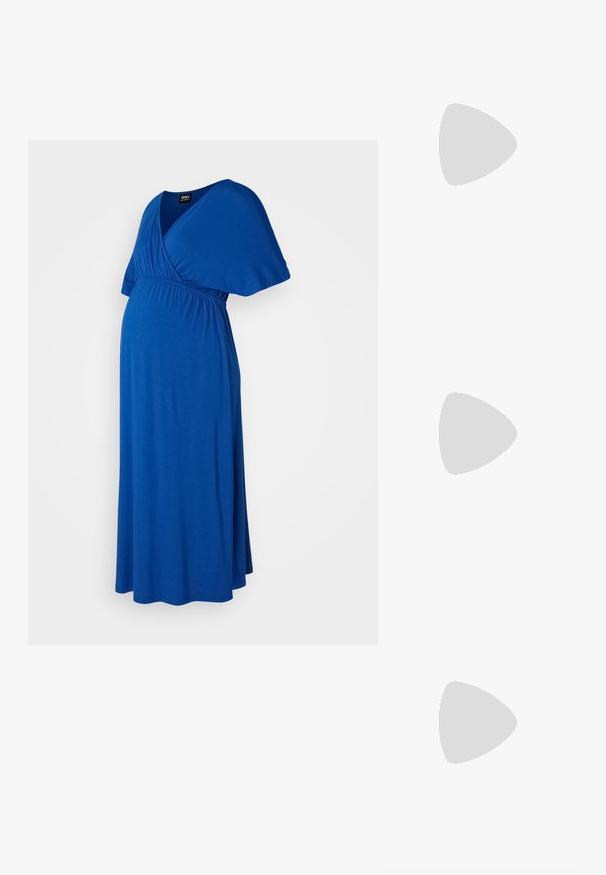 ONLY MATERNITY OLMAMAZE ALL IN ONE NURSING DRESS - Žerzejové šaty - mazarine blue; Černé kožené lodičky s špičatou špičkou a nízkým blokovým podpatkem. Obsahují pásek kolem kotníku se zlatou sponou. Hladký povrch.; Černé oversized sluneční brýle se gradientními skly, silnými rámy a zlatými řetízkovými detaily na nožičkách.; Černá kabelka se strukturovaným tvarem, hladkým povrchem a kovovým uzávěrem. Kombinována s širokými černými kalhotami a sandály s otevřenou špičkou na dřevěné podlaze.