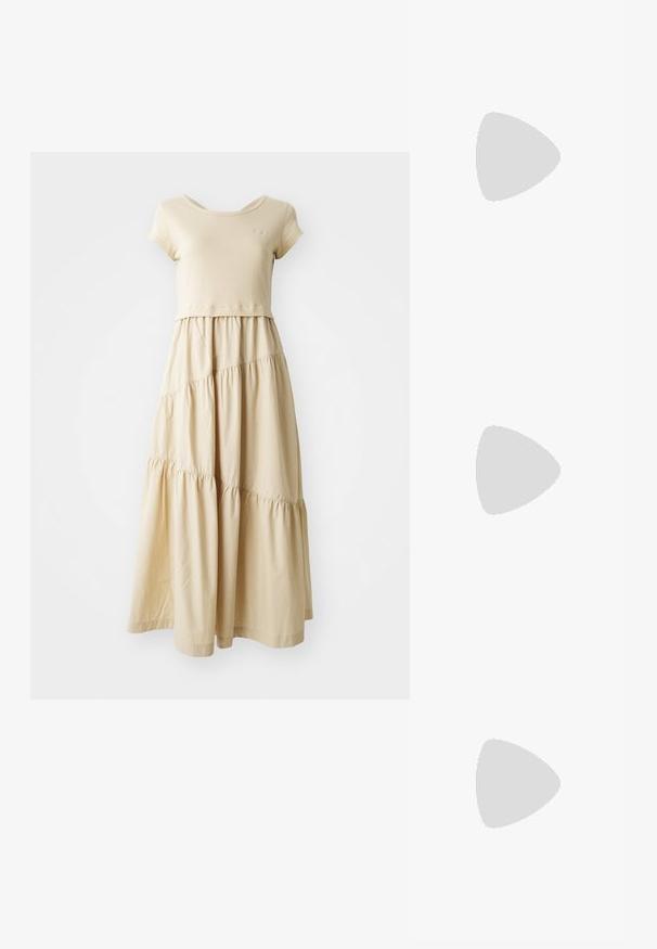 Beige jurk met een bovenkant met korte mouwen en een gelaagde, vloeiende rok met geplooide naden. Gemaakt van zachte stof met een gladde textuur.; Zwarte leren slingback schoen met een spitse neus, slanke hak en een gouden hardwareaccent op de wreef. Glad textuur en gestructureerd ontwerp.; Zwarte leren handtas met een gestructureerd ontwerp, featuring een verkorte vorm, bovenhandvat en gouden hardwareaccent. Inclusief verstelbare schouderband.; Gouden oorringen met een gedraaide touwontwerp, zilveren pinnen en vierkante accenten. Glad metallic afwerking met een gepolijste uitstraling.