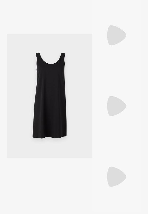 Vestido preto sem mangas com decote arredondado, feito de tecido suave, com silhueta reta e comprimento até ao joelho.; Chinelo preto com sola de borracha texturizada, duas tiras finas e um detalhe de logotipo discreto em relevo na tira.; Óculos de sol tartaruga com lentes escuras, de forma oval e com hastes largas. Apresenta um pequeno detalhe dourado do lado. Material de plástico liso.; Bolsa de mão em couro preto com uma forma rectangular estruturada. Apresenta um fecho oval dourado e uma alça para o ombro fina. Textura suave.