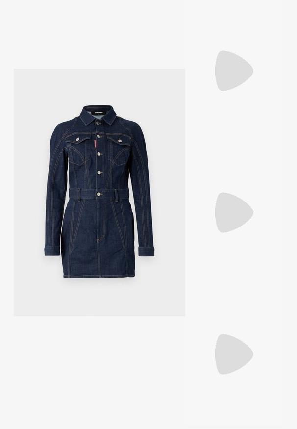 Jeans obleka v temno modri barvi z oprijeto zasnovo, dolgimi rokavi, ovratnikom, sprednjimi žepi in pasom s pasom. Opazne kontrastne šive.; Črne lakaste slingback pete s koničastim nosom, ki imajo teksturiran vzorec kačje kože, nastavljiv trak in kratek teksturiran blok peto.; Črna usnjena torbica čez ramo z dvema sprednjima žepoma, zlatimi zaponkami, zadrgo in ozkim pasom. Tekstura površine je strukturirana, obliko pa ima kompaktno pravokotno.; Zlato-tonirani kovinski uhani v obliki obroča s krivuljo in podolgovato obliko. Imajo gladko, sijočo površino in zaobljen vrh za dodaten detajl.