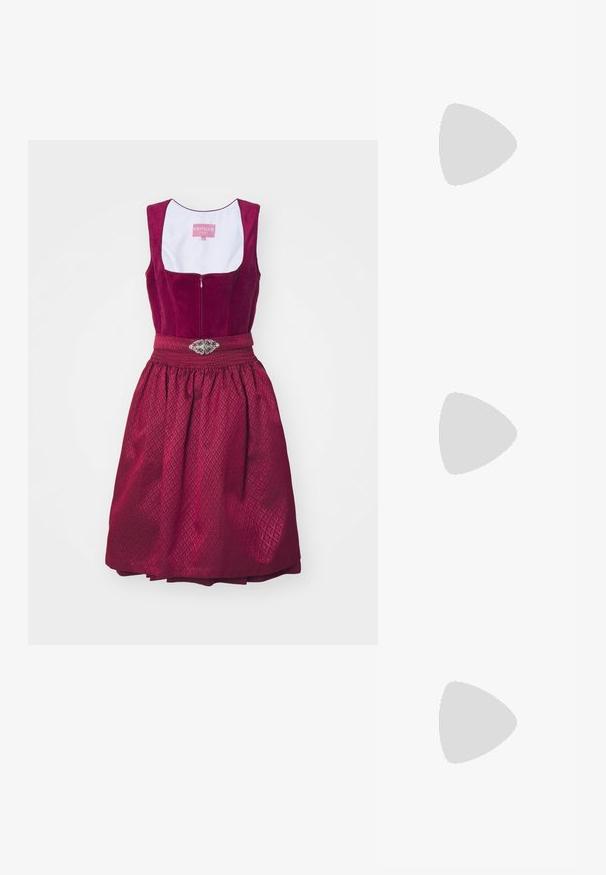 Krüger Dirndl Dirndl - beere; Cămașă albă cu mâneci scurte și textură ribbed, dotată cu un fermoar cu inel din argint. Guler rotund și croi lejer, realizată dintr-un material moale.; Pantofi slingback cu vârful ascuțit, din piele albă murdară, cu un detaliu mic sub formă de fundiță și un toc kitten mic. Textură netedă, design minimalist.; Cercei în formă de inimă, aurii, cu un finisaj texturat, având un accent de perlă suspendat. Include cercei cu mărgărită asortați în formă de inimă.
