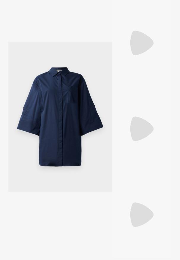 Camicia blu navy sbottonata con colletto a punta, maniche corte e larghe, e taschino sul petto; tessuto liscio con un motivo uniforme.; Scarpa col tacco alto in pelle bianca con punta affusolata, cinturino alla caviglia e tacco a stiletto sottile. Texture liscia con una finitura leggermente lucida.; Clutch bag in pelle nera con tracolla in catena dorata, caratterizzato da una superficie liscia, forma rettangolare e branding in rilievo sul davanti.; Orecchini a goccia in perle con superficie lucida, dotati di chiusura a leva argentata e perle bianche rotonde. Design semplice e classico.