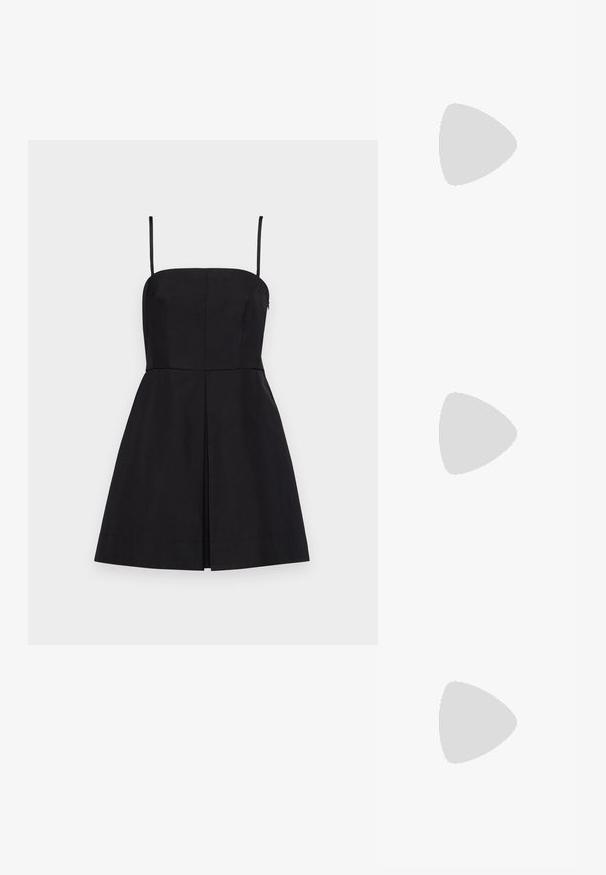 Vestito nero senza maniche con un corpetto a taglio dritto, vita aderente e gonna a campana che presenta una leggera piega frontale e spalline regolabili.; Camicia bianca a maniche lunghe realizzata in cotone. Presenta un'apertura a bottoni sul davanti, colletto a punta e una tasca sul petto sul lato sinistro.; Pantofole da balletto nere in pelle con punta arrotondata, texture liscia, dettagli di cucitura minimi e design con suola flessibile.; Borsa a mano in pelle nera con forma arcuata, caratterizzata da un design decorativo sulla parte anteriore, una maniglia corta e dettagli in metallo dorato.