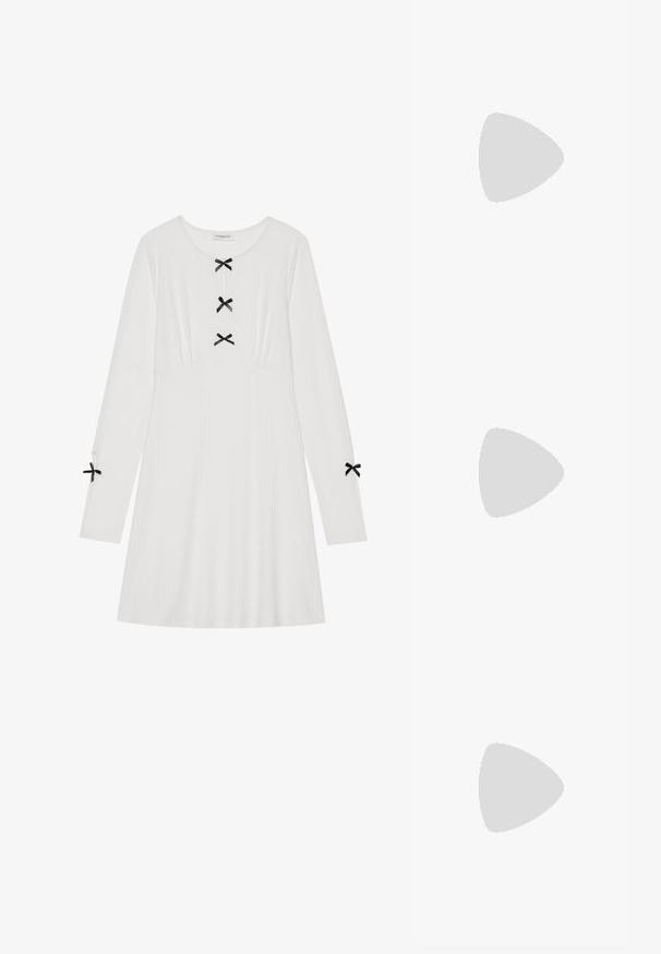 Fehér, hosszú ujjú ruha bordázott anyagból, amelyen három fekete masni található az elülső részen, valamint kettő az ujjaknál. Kerek nyakkivágás, A-vonalú fazon.; Barna velúr sportcipő fehér díszítéssel és fűzővel. Gumi talp. Fehér zoknival viselve, fekete csíkokkal. Zöld, textúrázott padló.; Teknősbéka mintázatú napszemüveg kerek, vastag kerettel és barna lencsékkel. Finom mintázattal és egyenes, keskenyedő szárakkal rendelkezik.; Zign LEATHER - Bevásárlótáska - light brown