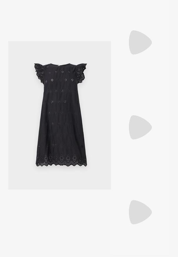 Fekete ruha rövid, fodros ujjakkal, virágmintás kivágásokkal és fodros szegéllyel. Könnyű anyagból készült.; Fekete lakk bőr, hegyes orrú slingback cipő, boka pántokkal, ezüst csatokkal és hardverelemekkel, valamint karcsú sarkú.; Fekete bőrtáska ívelt formával, levehető pánttal és arany színű fémrészekkel. A táskán egy csattal díszített fedél található.; Aranyszínű fülbevalók, texturált, hullámos formákkal. Tartalmazza a szobrászati klipszes studokat és az open hoop kialakítást, kalapácsos felülettel.