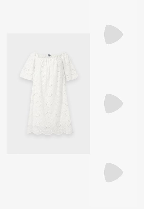 Weißes Kleid mit quadratischem Ausschnitt und kurzen Puffärmel. Hergestellt aus strukturiertem Stoff mit floralen Durchbrüchen und gewelltem Saum.; Schwarze Flip-Flops aus glattem Leder, mit einem dünnen Riemendesign und einer flachen Sohle mit minimalem Profil. Keine bemerkenswerten Muster oder Akzente.; Geflochtene Strohtasche mit geschwungener Form, ausgestattet mit einem dunklen Ledertragegurt und einer strukturierten Oberfläche mit Zickzackmuster.; Ohrringe in Goldfarbe haben unregelmäßig geformte, strukturierte Motive, verziert mit grünen Edelsteinen und weißen Perlen, die mit Clipverschluss gesichert sind.