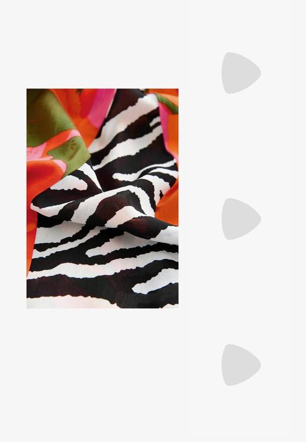 Tissu coloré présentant un motif audacieux de rayures zébrées en noir et blanc, associé à des formes florales vives en rose, orange et vert.; Ballerines slingback rose pâle avec un bout pointu, fabriquées en un matériau semblable au cuir lisse. Présentent des découpes sur les côtés et un talon plat.; Lunettes carrées en plastique transparent avec des verres translucides, dotées d'accents dorés sur les branches pour plus de détails.; Sac à main en cuir blanc avec un fini texturé, doté d'une bandoulière en chaîne dorée et d'accents noirs. Comprend une poche avant et une fermeture éclair.