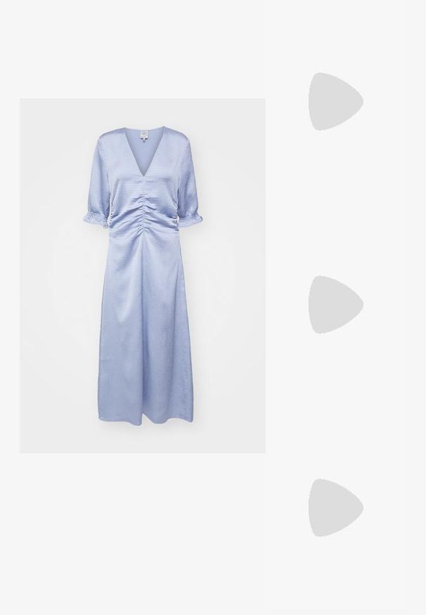 Vaaleansininen, polvipituinen mekko, jossa on V-pääntie, rypytetty yksityiskohta vyötäröllä ja kyynärpituisiin puffihihnoihin. Sujuva, teksturoitu kangas.; Hopeat korkokengät, joissa on ristikkäiset hihnat, sileä pinta ja terävä kärki. Korko on noin kaksi tuumaa korkea.; MICHAEL Michael Kors MONA - Olkalaukku - optic white; Setti kultaketjua, jossa on erilaisia kokoja ja muotoja, mukaan lukien pieniä, keskikokoisia ja suuria tyylejä, joissa on sileät metallipinnat.