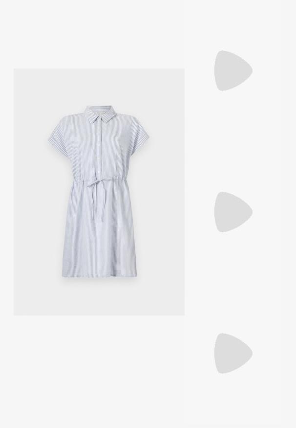 Vestido de camisa riscado em algodão azul claro e branco. Apresenta um colarinho, mangas curtas, fecho de botão na frente e uma cintura amarrada para um ajuste ajustável.; Sapatilhas slingback de cor rosa pálido com bico fino, feitas de um material semelhante a couro liso. Apresentam detalhes recortados nas laterais e um salto plano.; Óculos tortoiseshell castanhos com lentes ovais, hastes finas e acabamentos transparentes. Apresenta um logótipo subtil na têmpora. Design elegante e leve.; Bolsa estruturada branca com alças curtas e uma alça de ombro, com detalhes em hardware dourado e material texturizado, exibida contra um fundo cinza.