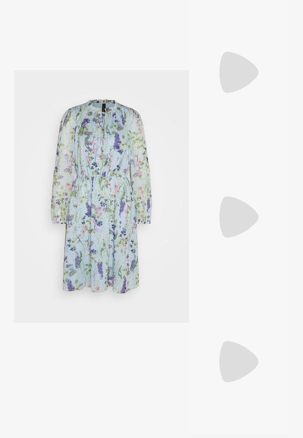 Marc Cain Hverdagskjole - soft summer sky; Sorte spidse slingback-sko med en lav hæl, lavet af glat læder og med udskæringer på siden for åndbarhed.; Sort læder skuldertaske med en blød tekstur, trekantet form og justerbar strop, kombineret med en lyseblå stribet skjorte og hvide bukser.; Tre metalringe: en i rosaguld, en guld med strukturerede detaljer og en i sølv, alle med indgraveret branding på den indre ring.