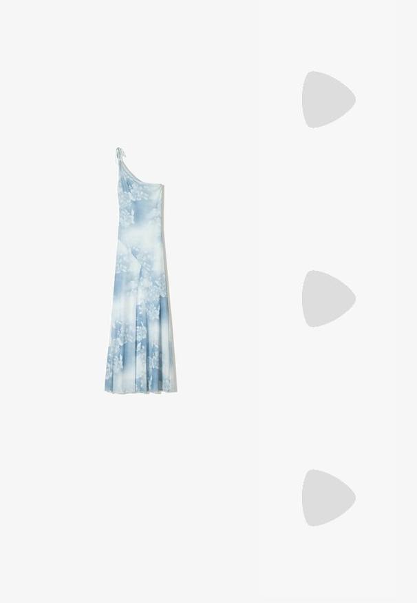 Blaues Maxikleid mit floralen Mustern aus fließendem Material, mit asymmetrischem One-Shoulder-Design, zartem Bindedetail und subtilen Verblassungsmustern.; Schwarzer Lackleder-Stiefelette mit spitzer Zehe und einem mittelhohen Blockabsatz. Glatte Textur und minimalistisches Design.; Schwarze übergroße Sonnenbrille mit getönten Gläsern, dicken Rahmen und goldfarbener Kettendetaillierung an den Bügeln.; Schwarze Handtasche mit strukturierter Form, glatter Textur und einem metallischen Verschluss. Kombiniert mit weiten schwarzen Hosen und offenen Sandalen auf einem Holzboden.